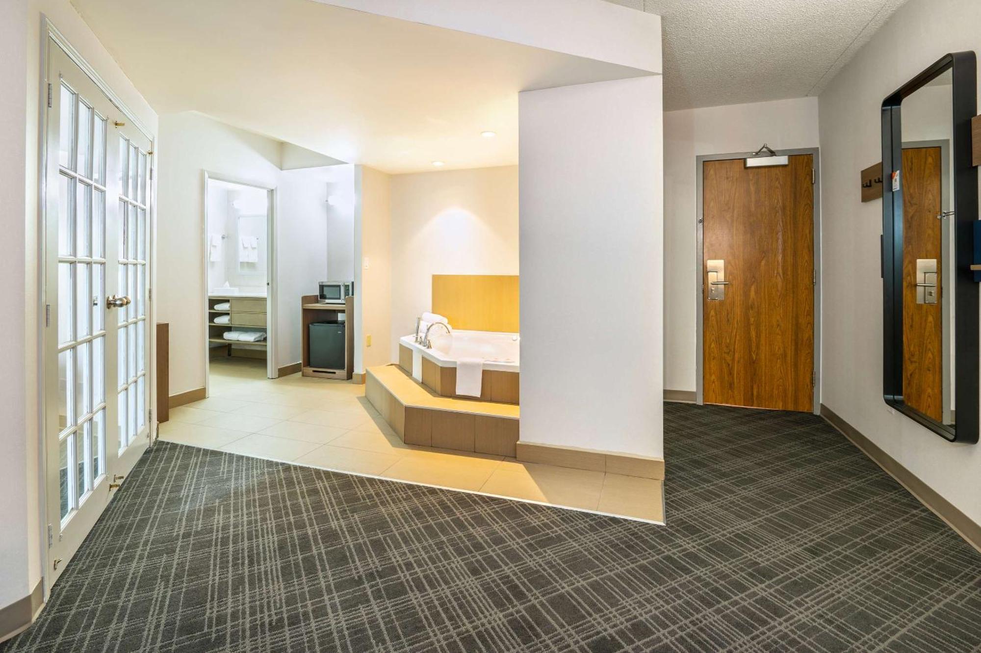 Comfort Inn & Suites Бари Екстериор снимка